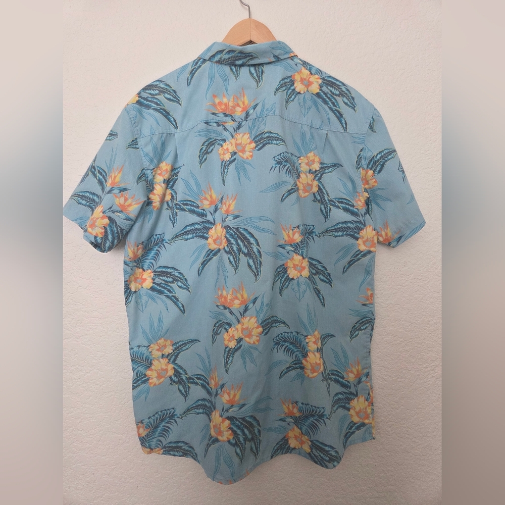 Classic O'Neill Short Sleeve Button-Down Tropical Shirt - Picture 2 of 5